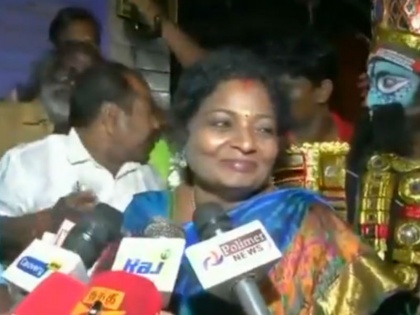 BJP leader pushes and hits an auto rickshaw driver who asked petrol price hike reason | तमिलनाडुः पेट्रोल-डीजल पर पूछा सवाल तो पीटने लगे BJP नेता, मुस्कुराती रहीं बीजेपी अध्यक्ष