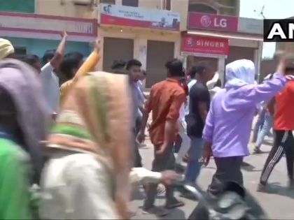 Aligarh: Protest underway in Tappal demanding justice murder case of 2.5-year-old girl | अलीगढ़ हत्याकांड: टप्पल में सड़कों पर उतरे लोग, आरोपियों के खिलाफ फांसी की मांग