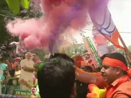 bjp workers celebrate outside party office in bengaluru and delhi | कर्नाटक रिजल्ट: जबरदस्त जीत के बाद दिल्ली से लेकर बेंगलुरु तक जश्न में डूबी बीजेपी