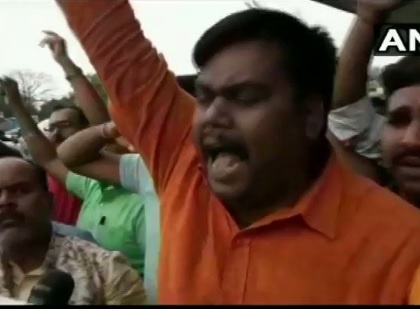 BJP workers protest outside Patna airport Ravi Shankar Prasad, go back, RK Sinha zindabad | Video: पटना एयरपोर्ट पर बीजेपी कार्यकर्ताओं ने लगाए 'रविशंकर प्रसाद गो बैक' के नारे, पटना साहिब सीट से जुड़ा है मामला