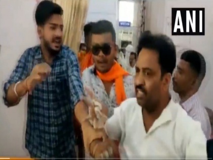 BJP workers thrashed an NCP worker in Bhopal after he allegedly showed black flags to Pragya Singh Thakur | रोडशो के दौरान प्रज्ञा ठाकुर को काले झंडे दिखाने वाले NCP कार्यकर्ता को पीटा