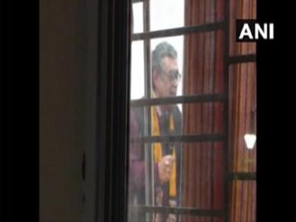 Opposition of BJP MP in Visva Bharati, said - I am locked in the room and there is a crowd outside, stopped to speak on CAA | विश्व भारती में भाजपा सांसद का विरोध, कहा-कमरे में बंद हूं और बाहर भीड़ जमा है, CAA पर बोलने से रोका 