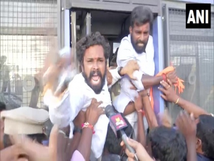 Telangana Bhartiya Janta Yuva Morcha workers protest over comedian Munawar Faruqui's show, police detains protestors | हैदराबाद: मुनव्वर फारुकी शो से पहले भाजयुमो कार्यकर्ताओं को हिरासत में लिया गया