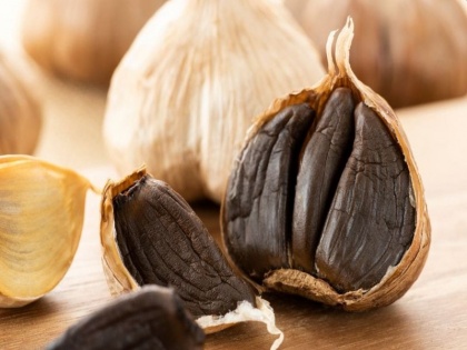 Health Benefits of Black Garlic: include black garlic in your diet to get rid hypertension, cholesterol, diabetes, stress | काले लहसुन के फायदे : कोलेस्ट्रॉल, डायबिटीज, ब्लड प्रेशर जैसे 8 रोगों से बचा सकता है काला लहसुन, जानें कैसे करें सेवन