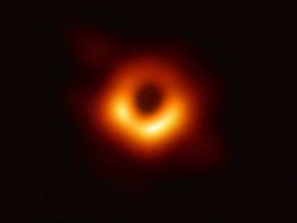 First Image of a Black Hole taken by Event Horizon Telescope | ब्लैक होल की पहली ऐतिहासिक तस्वीर हुई जारी, इवेंट हराइज़न टेलीस्कोप की मदद से वैज्ञानिकों ने पाई अभूतपूर्व सफलता First Image of a Black Hole taken by Event Horizon Telescope | ब्लैक होल की पहली ऐतिहासिक तस्वीर हुई जारी, इवेंट हराइज़न टेलीस्कोप की मदद से वैज्ञानिकों ने पाई अभूतपूर्व सफलता