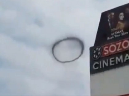 Mysterious black ring spotted in Lahore sky video goes viral see reaction | लाहौर के आसमान में दिखा अजीब नजारा, किसी ने कहा एलियन, तो कोई दे रहा है काल जादू का नाम, देखें वायरल वीडियो
