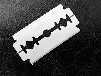 Rajasthan man was vomiting blood doctors removed 56 razor blades from his stomach | राजस्थान के शख्स को हो रही थी खून की उल्टी, अस्पताल पहुंचने पर डॉक्टरों ने पेट से निकाले 56 रेजर ब्लेड