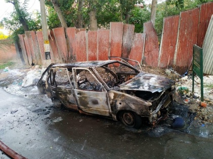 blast takes place in Umar Colony area of Srinagar, damaging a car | जम्मू-कश्मीर: श्रीनगर के उमर कालोनी एरिया में ब्लास्ट, क्षतिग्रस्त हुई कार