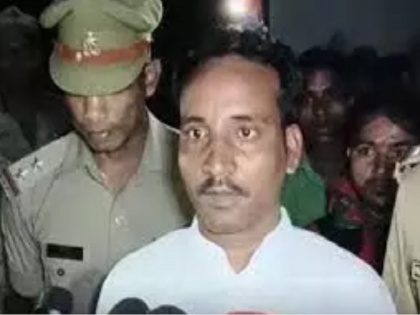 Police recovered block chief Ramkumar from the house of Basti's SP MLA Mahendra Nath Yadav | अजब यूपी का गजब किस्सा: 'विधायक जी' ने 'प्रमुख जी' को 4 महीने से बनाया हुआ था बंधक, पुलिस ने छापा मारकर छुड़ाया