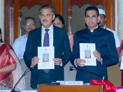 BMC Budget Mumbai civic body presents Rs 52619 crore Budget 14-5% higher than last year two air purifier towers each in all seven municipal zones see  | BMC Budget 2023-24: बीएमसी ने 52619.07 करोड़ रुपये का बजट पेश किया, पांच भीड़भाड़ वाले स्थानों पर एयर प्यूरिफायर, जानें बड़ी बातें