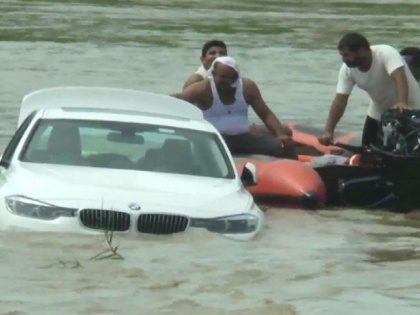 Father did not give Jaguar an expensive car, and son drowned a new BMW car of 45 lakh in the river | सनकी बेटा, पिता ने नहीं दी महंगी कार जगुआर तो बेटे ने 45 लाख की नई BMW कार को नदी में डुबो दिया