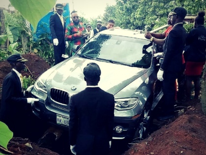 man buries his father inside a bmw car in nigeria | बेटे ने 3 करोड़ की कार खरीदकर रखी पिता की लाश, फिर किया जमीन में दफन