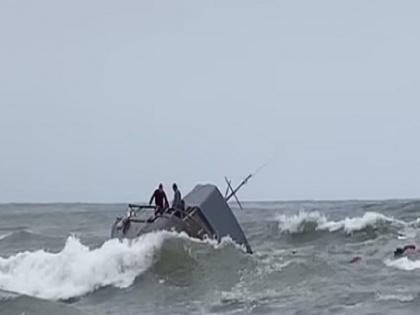 One dead, six missing after sea boat overturns | समुद्री तूफान में फंसने के बाद पलटी नाव, एक शख्स की मौत, 6 लोग लापता