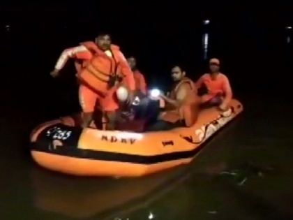 Jharkhand news Around 20 people missing after boat capsizes in Barakar river in Dhanbad district | झारखंड के धनबाद जिले में बराकर नदी में नाव पलटने से करीब 20 लोग लापता, राहत और बचाव कार्य जारी