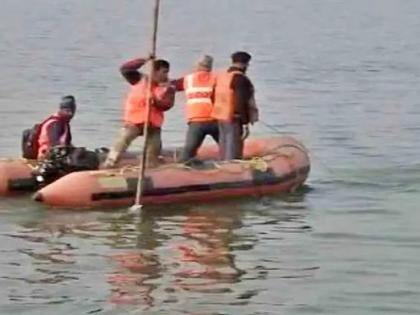 Gopalganj Boat policemen went catch liquor smugglers capsized in Gandak one jawan died four policemen saved lives swimming bihar | शराब तस्करों को पकड़ने गई पुलिसकर्मियों की नाव गंडक में पलटी, एक जवान की मौत, चार पुलिसकर्मियों ने तैरकर अपनी जान बचाई