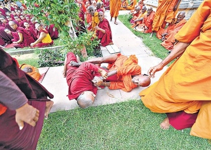 Bihar: Buddhist monks Bodh Gaya, clashed with each other over violence, kicked and kicked | बिहार: बोधगया में शांति-अहिंसा का संदेश देनेवाले बौद्ध भिक्षु हिंसा पर उतर आपस में भिड़े, खूब चले लात-घूंसे