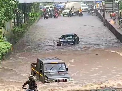Jaguar gets stuck Mumbai floods Mahindra Bolero drives through like a BOSS anand mahindra reply | बाढ़ में फंसी रही महंगी लग्जरी कार जैगुआर, फर्राटा भर निकल गई बोलरो, वायरल हो रहा है वीडियो