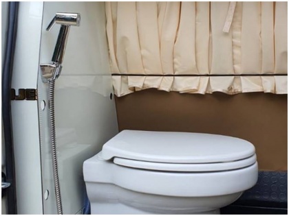 This Mahindra Bolero with a portable toilet will put many expensive vanity vans to shame | आ गई पोर्टेबल टॉयलेट वाली महिंद्रा बोलेरो, हवाई जहाज वाली टेक्निक पर करता है काम