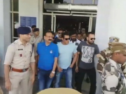 actor Salman Khan arrives at Jodhpur of hearing in blackbuck poaching case tomorrow | काला हिरण मामला: अभिनेता सलमान खान पहुंचे जोधपुर, कल होगी कोर्ट में पेशी