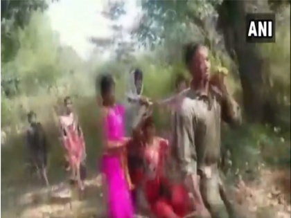 Two women of Bijapur Pusnar village, injured in separate IED Blasts | वीडियो: बम धमाके में घायल महिलाओं को नहीं मिली एंबुलेंस, बांस पर लादकर पहुंचाया अस्पताल