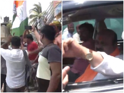 Karnataka Elections Congress workers celebrate in front of CM Bommai's convoy after clear majority in trends watch | कर्नाटक चुनावः रुझानों में स्पष्ट बहुमत मिलने के बाद कांग्रेस कार्यकर्ताओं ने सीएम बोम्मई के काफिले के आगे मनाया जश्न, देखें वीडियो