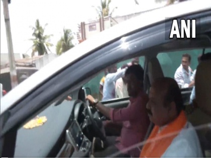 Watch: When CM Bommai's convoy got stuck on the road amidst celebration of Congress workers, then see what happened? | Watch: जब रोड पर कांग्रेस कार्यकर्ताओं के जश्न के बीच फंस गया सीएम बोम्मई का काफिला, फिर देखें क्या हुआ?