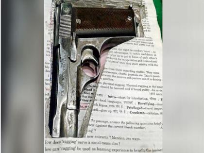 man caught with pistol in bihar | बिहारः सौरभ डॉन की करतूत जासूसी फिल्म से नहीं है कम, पढ़ें शातिराना अंदाज की कहानी