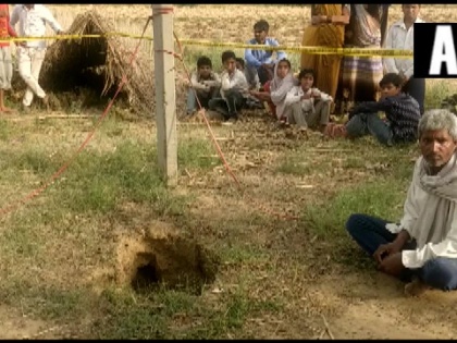Mathura: Operation continues to rescue a 5-year-old boy, who is trapped in a borewell at about 100-foot deep | मथुरा में 400 फीट गहरे बोरवेल में गिरा पांच साल का बच्चा, राहत कार्य जारी