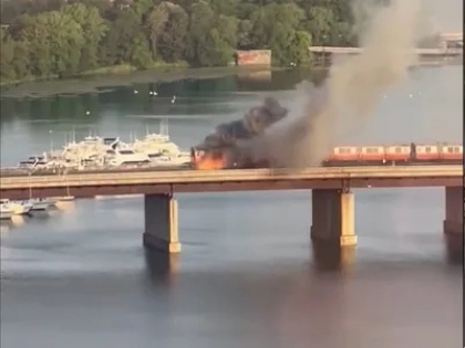 Public train in boston catces fire, Woman Jumps Into River | अमेरिका: बोस्टन में नदी के ऊपर बने पुल पर चलती ट्रेन में लगी आग, जान बचाने के लिए महिला ने लगाई छलांग