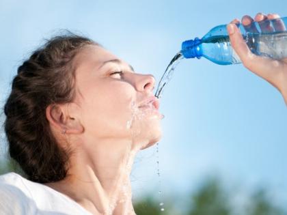 Bottled water drinkers should be alert Research reveals contains microplastics chemical residues and bacteria harmful body | बोतलबंद पानी पीने वाले हो जाएं अलर्ट?, शोध में खुलासा, माइक्रोप्लास्टिक्स, रासायनिक अवशेष और बैक्टीरिया शामिल, बॉडी को लेकर हानिकारक? Bottled water drinkers should be alert Research reveals contains microplastics chemical residues and bacteria harmful body | बोतलबंद पानी पीने वाले हो जाएं अलर्ट?, शोध में खुलासा, माइक्रोप्लास्टिक्स, रासायनिक अवशेष और बैक्टीरिया शामिल, बॉडी को लेकर हानिकारक?