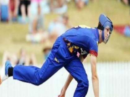 newzealand otago bowler warren barnes bowls with headgear in t20 | हेलमेट पहनकर न्यूजीलैंड के इस गेंदबाज ने की बॉलिंग, तीन विकेट भी झटके