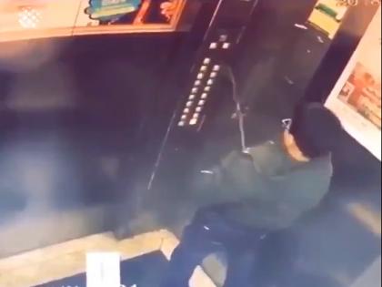 boy urinated on the lift button then this accident happened while coming out internet user said Karma is true | Viral Video: लड़के ने लिफ्ट के बटन पर किया पेशाब, बाहर निकलते समय हो गया हादसा, इंटरनेट यूजर ने कहा- 'सच होता है कर्मा'