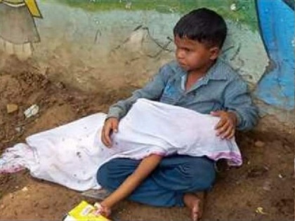 8 year old boy sits by roadside in Madhya Pradesh with body of his younger brother | मध्यप्रदेश में मानवता शर्मसार! जिला अस्पताल के बाहर अपने भाई का शव लेकर बैठा रहा 8 साल का मासूम 