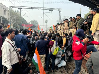 BPSC exam paper leak cm nitish kumar prashant kishor lalu yadav police candidates pk spent night Gandhi Maidan protests watch video | BPSC exam paper leak: बीपीएससी अभ्यर्थियों को लेकर संग्राम?, गांधी मैदान में प्रशांत किशोर ने रात बिताई, विरोध प्रदर्शन तेज, देखें वीडियो