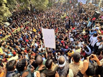 BPSC candidates' agitation becomes a big political issue, Congress and Left MLAs attempt Raj Bhavan march | BPSC अभ्यर्थियों का आंदोलन बना एक बड़ा सियासी मुद्दा, कांग्रेस और वाम विधायकों ने किया राजभवन मार्च का प्रयास