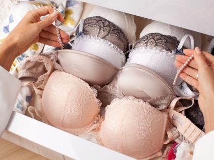 7 warning signs that shows your bra is becoming bad for your health and its time to change it | महिलाएं सावधान! क्या आप भी ब्रा को तीसरी हुक में बंद करती हैं?
