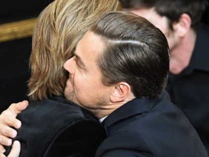 Oscar winner Brad Pitt's leonardo dicaprio hug video from goes viral see you | Oscars 2020: 56 वर्षीय ब्रैड पिट ने जीता अपना 'पहला' ऑस्कर, लियोनार्डो डिकैप्रियो से गले मिलते वीडियो हुआ वायरल, आप भी देखें