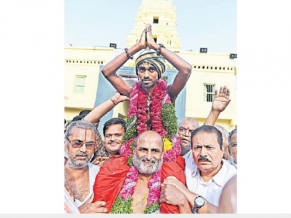 Brahim Priest took dalit to temple on shoulder to break cast barrier | ब्राह्मण पुजारी ने गाजे-बाजे के साथ दलित को कन्धे पर बैठाकर कराया मंदिर में दर्शन