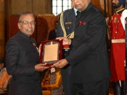 Patna President-honored Bhojpuri writer Brajkishore Dubey died suspicious feet bound head found immersed bucket water bihar police | राष्ट्रपति से सम्मानित भोजपुरी लेखक ब्रजकिशोर दुबे की संदिग्ध परिस्थिति में मौत, पैर बंधे थे और सिर पानी से भरी बाल्टी में डूबा था Patna President-honored Bhojpuri writer Brajkishore Dubey died suspicious feet bound head found immersed bucket water bihar police | राष्ट्रपति से सम्मानित भोजपुरी लेखक ब्रजकिशोर दुबे की संदिग्ध परिस्थिति में मौत, पैर बंधे थे और सिर पानी से भरी बाल्टी में डूबा था