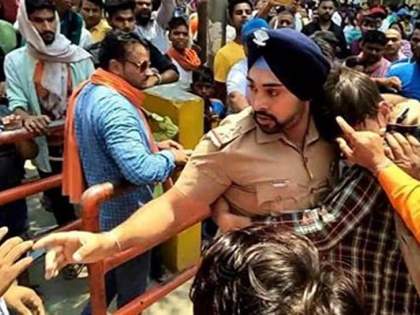 viral video brave uttarakhand sikh sub inspector gagandeep singh saves muslim boy from lynching in nainital ram nagar | मुस्लिम युवक को बचाने के लिए भीड़ से अकेला ही भिड़ गया सिख पुलिसकर्मी, बहादुरी को देश कर रहा है सलाम