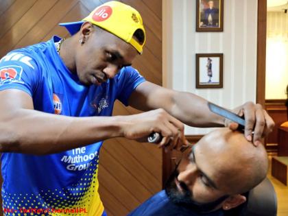 IPL 2019: Dwayne Bravo turns Hairstylist for Chennai Super Kings Teammate Monu Singh | IPL 2019: क्रिकेट छोड़ हेयर स्टाइलिस्ट बने ड्वेन ब्रावो, CSK के इस खिलाड़ी को दिया नया लुक