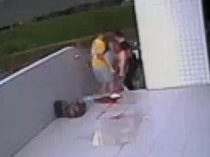 Brazilian footballer helped wife deliver on floor, watch video going viral | ब्राजील के फुटबॉलर ने फर्श पर पत्नी की डिलीवरी में की मदद, देखें वायरल हो रहा वीडियो