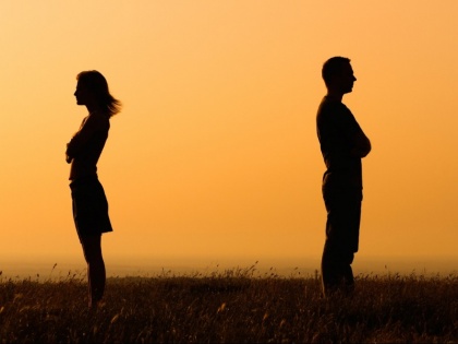 Signs That you have a Wrong Partner in your Relationship | ये 5 संकेत बताते हैं कि आपके लिए सही नहीं है आपका पार्टनर, फौरन हो जाइए सावधान!