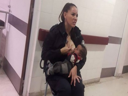 female police officer breastfeeding images goes viral on social media | अस्पताल में भूख से तिलमिलाते बच्चे को पुलिस ऑफिर ने खुद कराया स्तनपान, फोटो वायरल