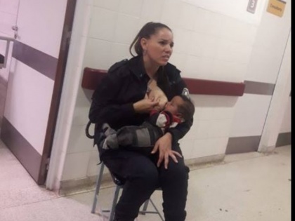 Police officer breastfeeds malnourished baby in Argentina Viral post | भूखे बच्चे को दूध पिलाकर वायरल हुई पुलिसकर्मी, लोग कर रहे हैं सलाम
