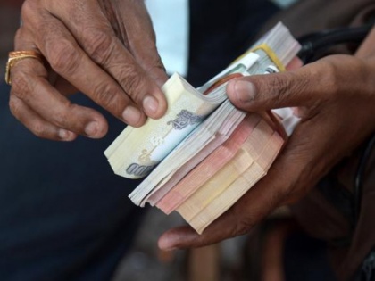 man looted by thugs with fake currency in pnb bank noida | नोएडाः बैंक में सम्मोहित कर युवक को ठगों ने थमा दी नकली नोटों की गड्डी, फिर कुछ ऐसा...