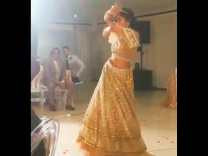 Viral Video: Bride Dances on her Marriage on Bollywood Song Bole Choodiyan Bole Kangna | दुल्हन ने जब अपनी ही शादी में किया ताबड़तोड़ डांस, मुंह में उंगलियां दबाकर देखते रह गए सब, देखें Viral Video Viral Video: Bride Dances on her Marriage on Bollywood Song Bole Choodiyan Bole Kangna | दुल्हन ने जब अपनी ही शादी में किया ताबड़तोड़ डांस, मुंह में उंगलियां दबाकर देखते रह गए सब, देखें Viral Video