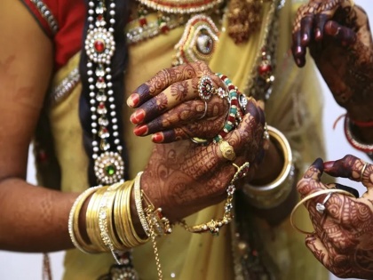 For dowry in Agra in-laws made bride naked in front of her relatives by calling her a eunuch | बाइक और अंगूठी के लिए ससुरालवालों ने दुल्हन के साथ की शर्मनाक हरकत, किन्नर बताकर रिश्तेदारों के सामने किया निर्वस्त्र, इसके बाद...