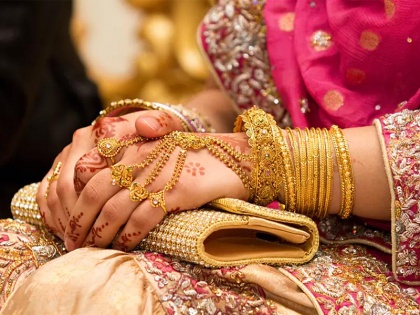 VIDEO: Jewels and rupees worth crores were given to the bride in shagun, police started investigation after the video went viral | VIDEO: शगुन में दुल्हन को दिए करोड़ों के गहने और रुपये, वीडियो वायरल होने पर पुलिस ने शुरू की जांच