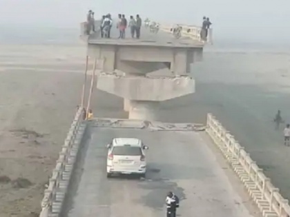 Uttar Pradesh 12 year old bridge in Shahjahanpur tehsil kalan breaks | यूपी: महज 12 साल पुराना पुल तीन टुकड़ों में बंट कर गिरा, बाल-बाल बचे कार सवार, मायावती ने किया था उद्घाटन